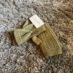 NWT Universal Thread greenish colored fleece gloves/mittens